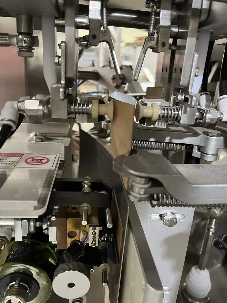 Stroj Dojpack pro kusové suroviny